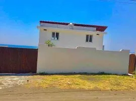 Bella casa frente al mar, con piscina privada.