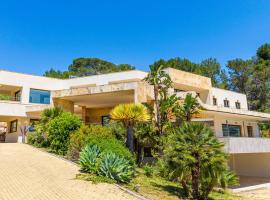 Amazing Home In Sotogrande With 6 Bedrooms, Wifi And Outdoor Swimming Pool