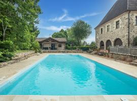 Lively holiday home with private pool, cottage in Sainte-Trie