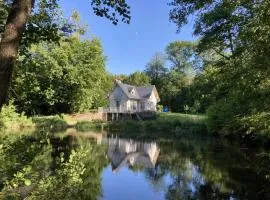 Retraite Paisible au Cœur de la Forêt de Rambouillet avec Étang Privé et Charme Authentique - FR-1-527-8