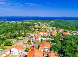 Beautiful Home In Peruski With 3 Bedrooms And Wifi, hytte i Peruški