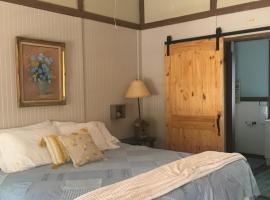 Acorn Hideaways Canton Sweet Tweet Guesthouse King Bed, hotel in Canton