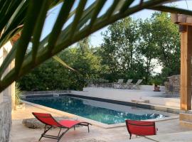 Gîte avec piscine privée au coeur d'une forêt de chênes proche de Vallon Pont d'Arc, maison de vacances à Saint Alban Auriolles