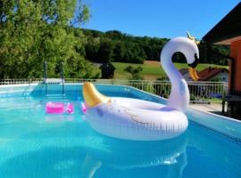 Apartment Tina with Seasonal Pool, hotel with parking in Podsreda