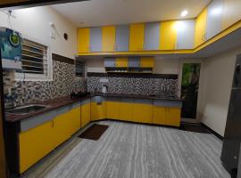 Yellow House, apartment in Mysore
