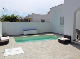 Salento Luxury Seaside Villa x4 with pool, hotel com piscina em Lendinuso