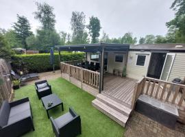 Chalet op vakantiepark Bergumermeer, hotel in Suameer