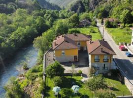 Hotel y Apartamentos La Lonja, hotell i Cangas de Onís