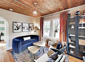 Travis Heights Bungalow, vacation home in Austin