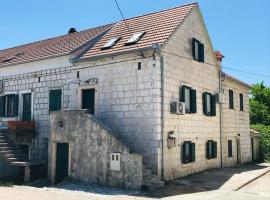 Stone house Saint Michael، بيت عطلات في Košute