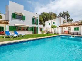 Wonderful 5 Bed Villa With Private, hotel in Cala D'or