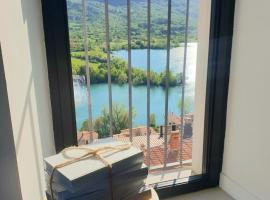 La porticina con incantevole vista lago a Barrea, hotel Barreában