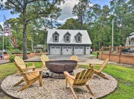 Charming Lake Marion Getaway Near Outdoor Fun, hotel with parking in Manning
