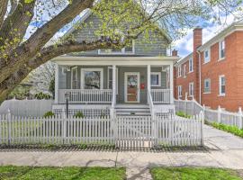 Charming Oak Park Home with Private Fire Pit!, hotel in Oak Park