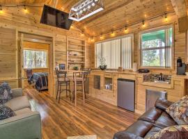 Cozy Lakeside Escape with Gas Grill and Fire Pit!, cottage in Lake of the Woods