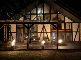 Traumscheune mit Pool, Kamin und privatem Spa, Hotel in Linnich