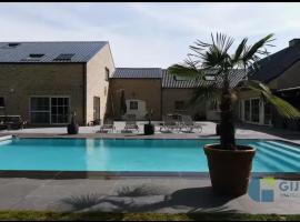 Susberg 3 luxe verblijf met zwembad en sauna，Pelt的飯店