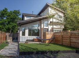 Chic Central Austin 2b House w/ Tesla Charger, vacation home in Austin