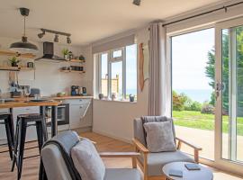 The Jolly Lodge-Sea Views-Free Parking, cabin in Lyme Regis