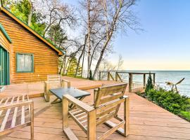 Lakefront Applegate Retreat with Private Beach!, hotel en Applegate