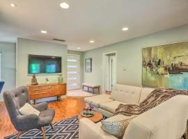 Stunning Escape with Home Gym Less Than 6 Mi to Dtwn!, vacation home in Austin