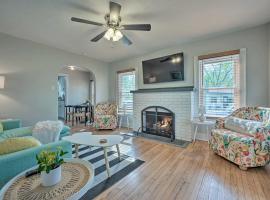 The Gracie Cottage with Hot Tub and Fireplace!, vacation rental in Benton Harbor