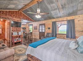 Updated Studio Cabin in Ozark - Mountain View, hotel in Ozark