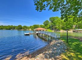 Lake Norman Retreat with Dock about 1 Mi to Marina!، كوخ في موورسفيل