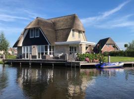 Beautiful villa with sauna on the Tjeukemeer、Delfstrahuizenのホテル