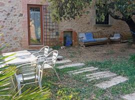 Rustic holiday home in Girona with private garden, orlofshús/-íbúð í Girona