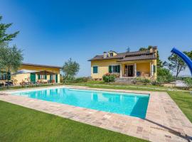 Amazing Home In Mogliano With 6 Bedrooms, Private Swimming Pool And Outdoor Swimming Pool, hotel a Mogliano