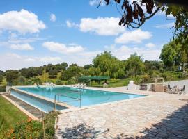 Country Farmhouse in Montemor o Novo with Pool, Hotel in Montemor-o-Novo