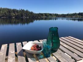 Lyseren waterfront cabin, casa o chalet en Omberg