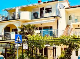 Velebit Apartments: Dramalj şehrinde bir otel