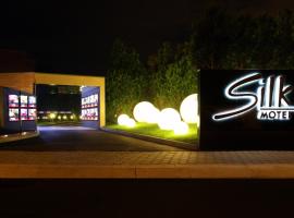 Silk Motel – hotel z parkingiem w mieście Sandim