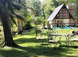 Casa con PILETA al borde del RIO, vacation home in Benavídez