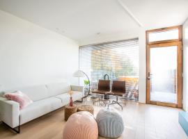 Huis van Hout - architectenwoning met grote panorama tuin - design hot tub optioneel, hotel v destinaci Herk-de-Stad