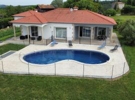 Villa avec piscine privée, מלון עם חניה בVarès