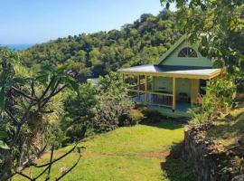 Traditional West Indian cottage on Good Moon Farm, hytte i Great Mountain