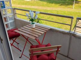 Bonito piso soleado de 2 hab con terrazas, piscina y garaje a 8 min del centro