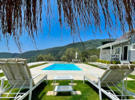 The Box House & Charming Private Tiny House & Pool, cottage in Göcek