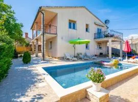 Stunning Home In Peruski With 4 Bedrooms, Outdoor Swimming Pool And Jacuzzi