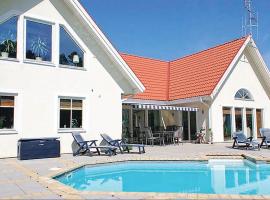 Cozy Home In Nybrostrand With Sauna, razkošen hotel v mestu Glemminge