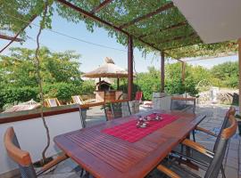 Stunning Home In Sucuraj With Kitchen: Sućuraj şehrinde bir otel