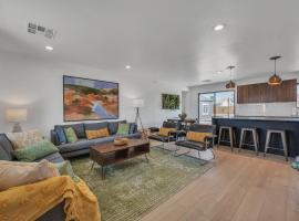 The Palms in Gilbert, AZ - A Desert Getaway with Hot Tub, Private Office with Free Wi-Fi, Walk to Heritage District, Custom Murals & Artwork, Outdoor Games, 20 minutes to Bell Bank Sports Facility, Scottsdale & Phoenix Airport, home, cabaña o casa de campo en Gilbert