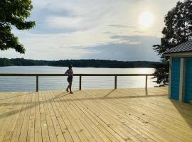 New Waterfront Cabin on the Large Sundeck #21 cabin, vacation home in Charlotte