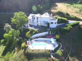 Suite EUGENIE piscine MAISON BLANCHE TULLE, hotel em Tulle