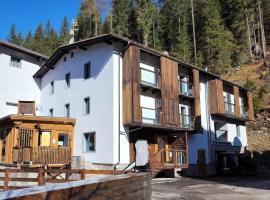 Chalet Margoni, hotell i Canazei