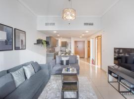 Scenic 1BR at Ocean Heights Dubai Marina by Deluxe Holiday Homes, hotelli Dubaissa