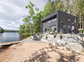 Amazing Home In Bors With Wifi, cabaña o casa de campo en Borås